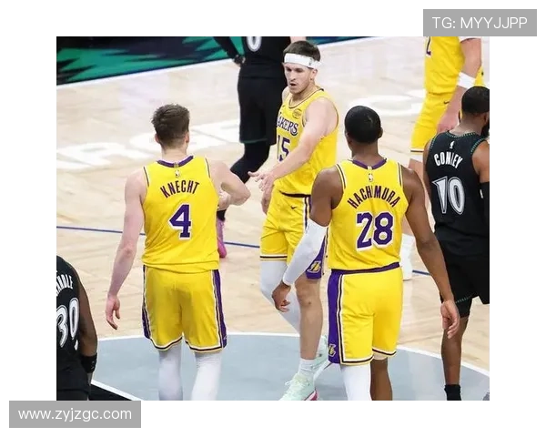 里夫斯精准助攻克内克特飞身暴扣展现团队默契与个人能力